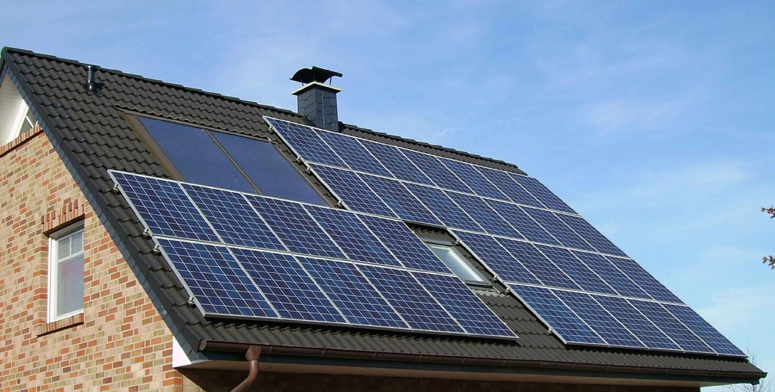 Vor allem bei Gebäuden mit großen Photovoltaikanlagen im Verhältnis zum Stromverbrauch lohnt sparen Erneuerbare eine Menge Heizöl. // Foto: Pixabay